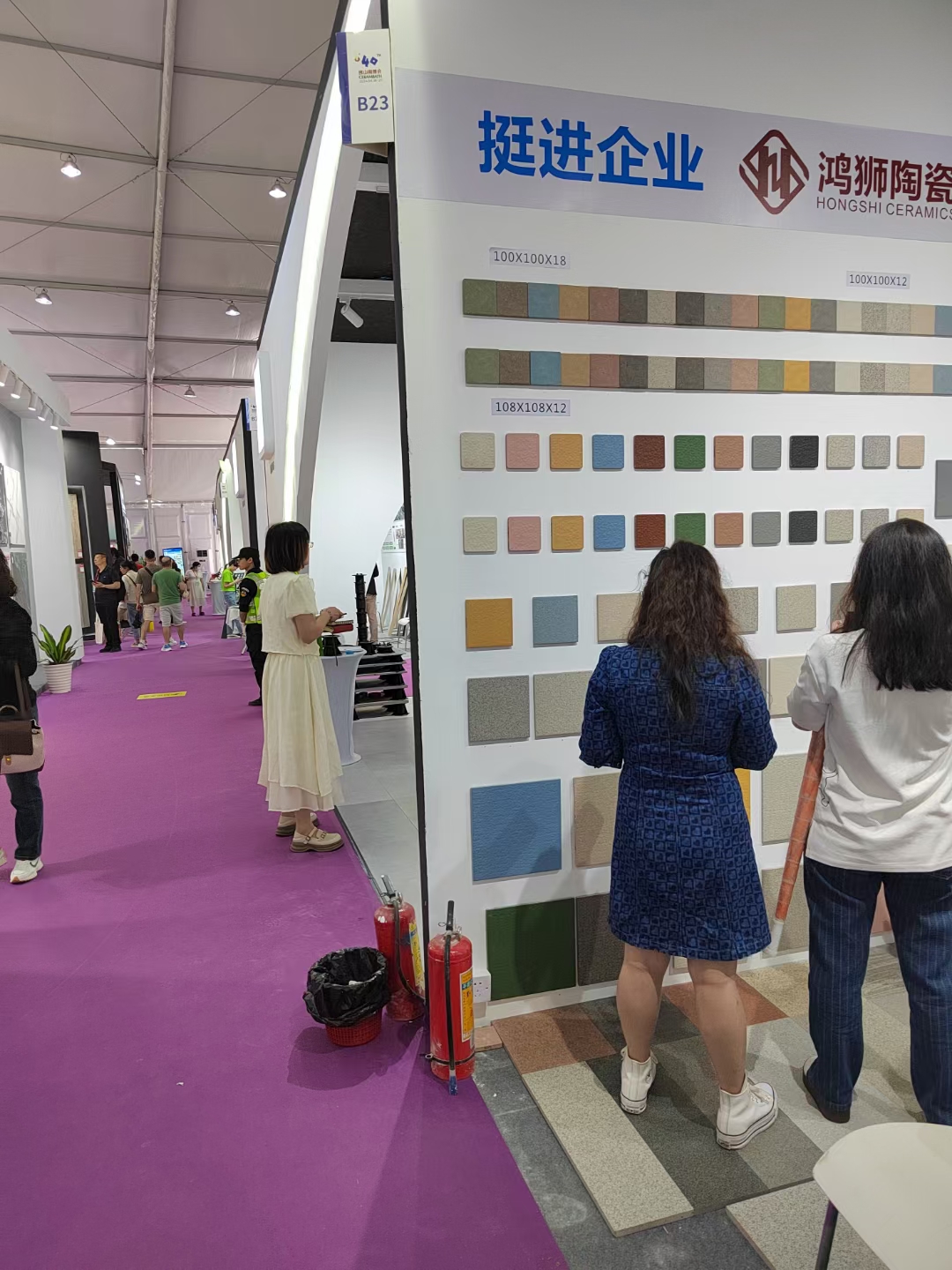 鴻獅陶瓷,超市地磚300X300,耐磨地磚,耐髒地磚,襟邋遢容易清潔瓷磚,瓷磚廠家直銷,